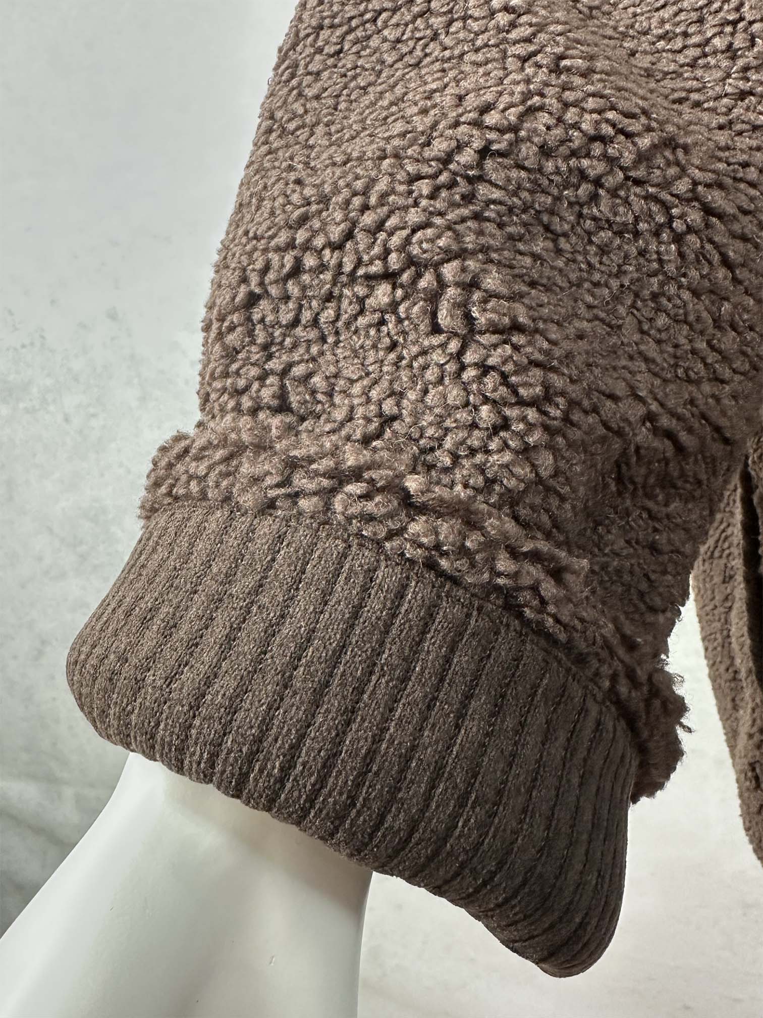 Detailaufnahme des Ärmelabschlusses der Onesize Teddyjacke „Rosie“