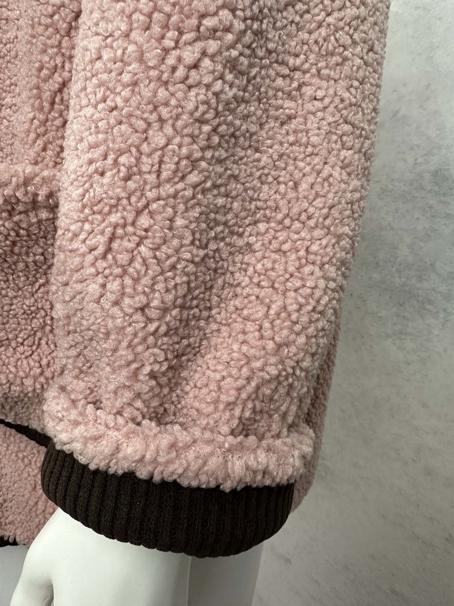 Detailaufnahme des Ärmelabschlusses der Onesize Teddyjacke „Rosie“