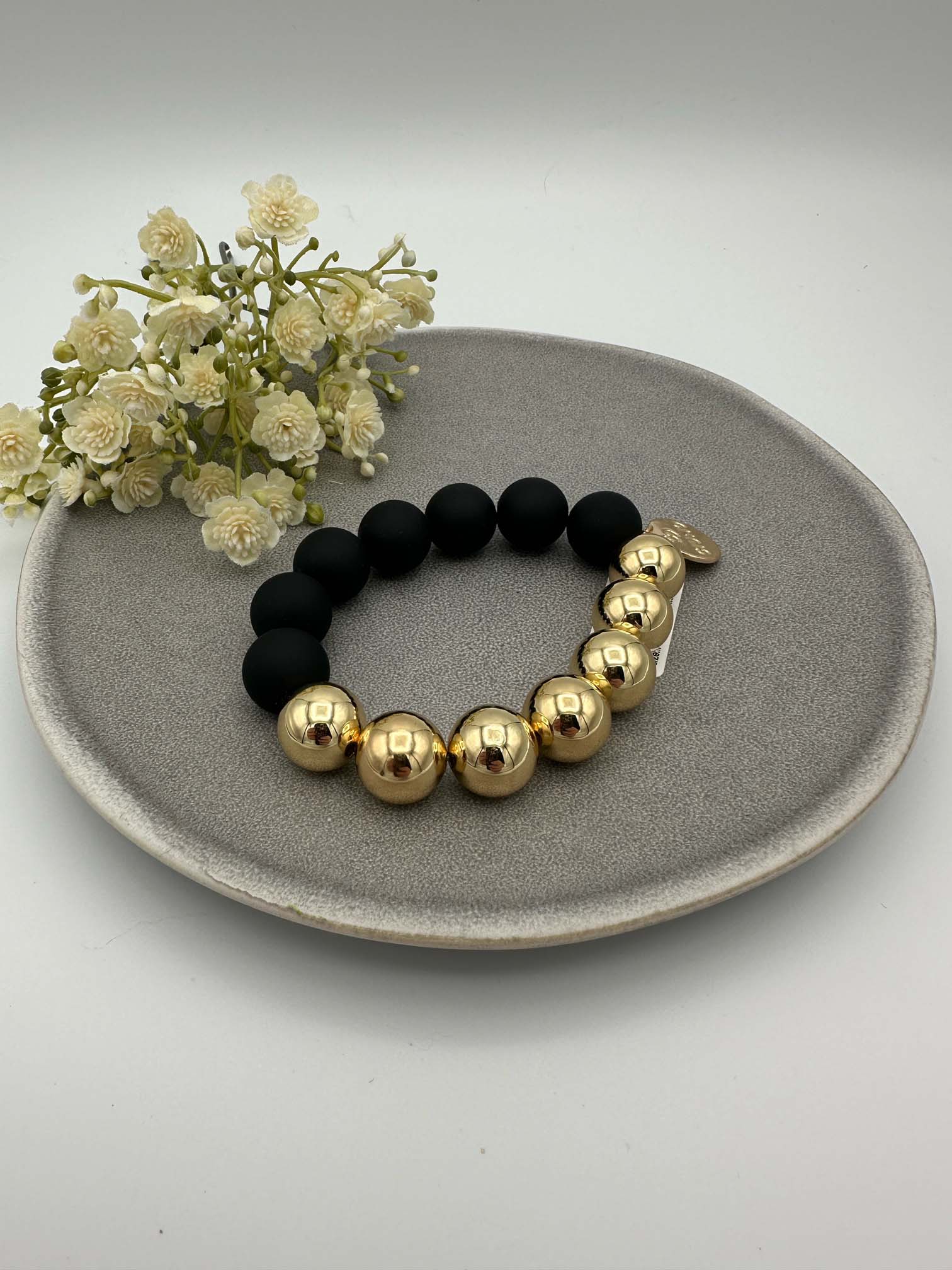 Elastisches Armband ‚Royal‘ mit mattschwarzen Perlen und glänzenden goldfarbenen Kugelperlen, elegantes Statement-Schmuckstück