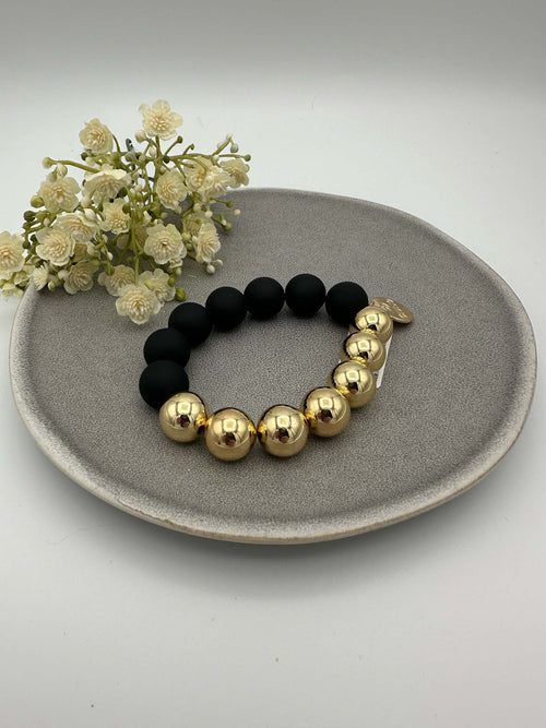 Elastisches Armband ‚Royal‘ mit mattschwarzen Perlen und glänzenden goldfarbenen Kugelperlen, elegantes Statement-Schmuckstück