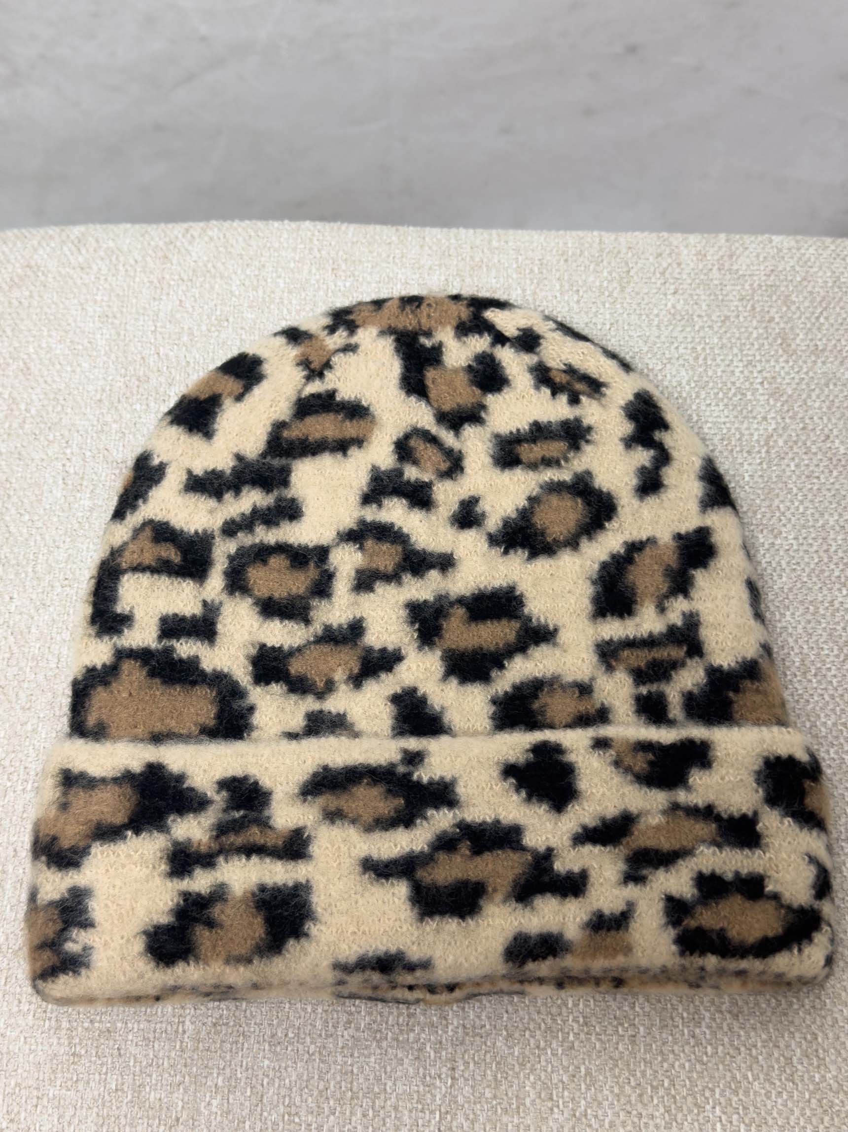 Weiche Strickmütze in Beige mit schwarzem und braunem Leopardenmuster und Umschlag
