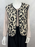 Aermellose Teddy Weste in Beige mit schwarzem Leo Muster und grossen Knoepfen