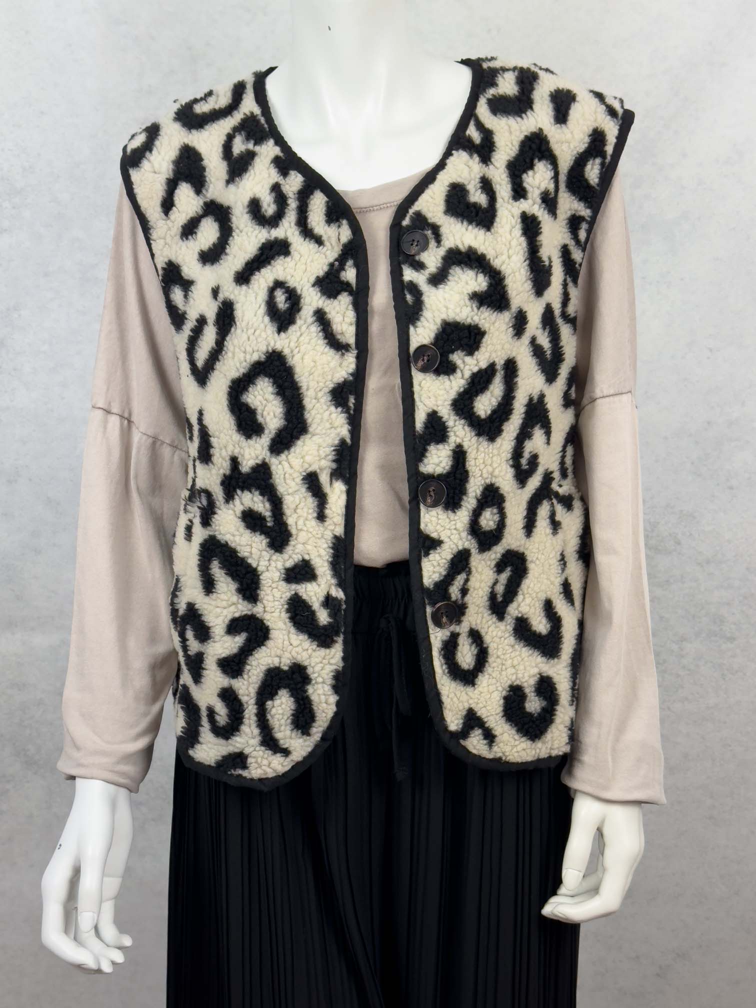 Aermellose Teddy Weste in Beige mit schwarzem Leo Muster und grossen Knoepfen