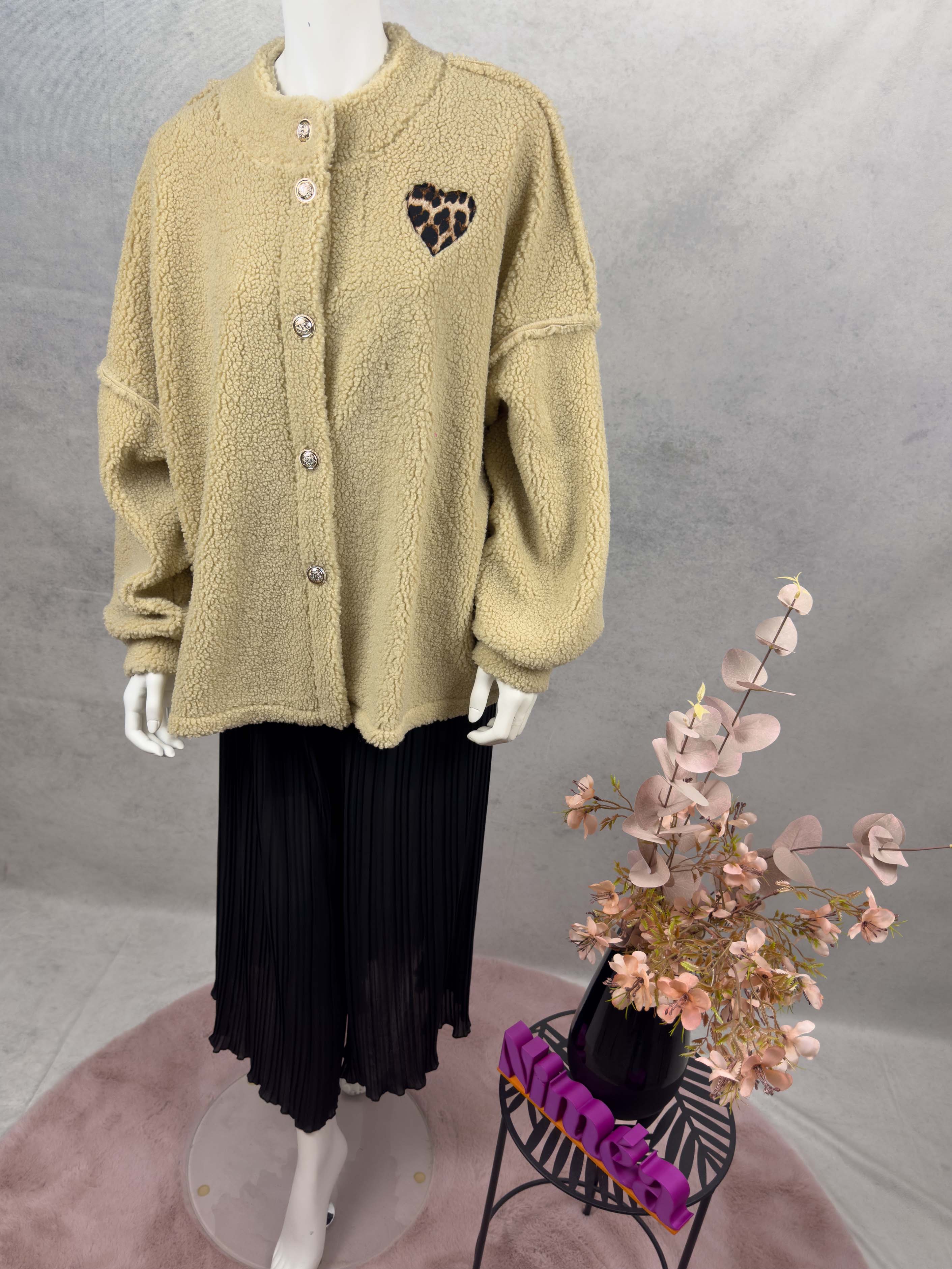 Beige weiche Teddyjacke mit Knopfleiste und Leo Herz Detail