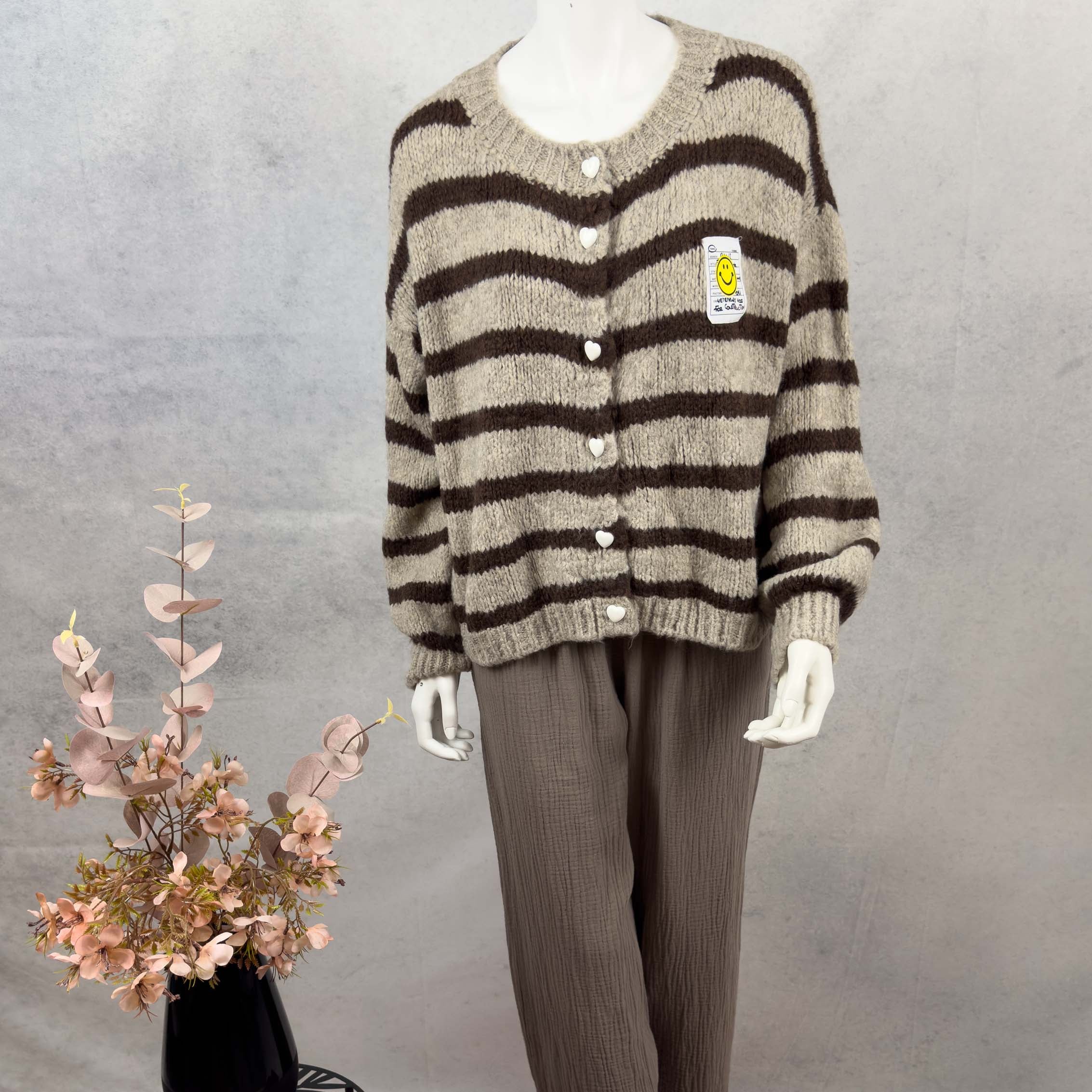 Gestreifter Strickcardigan in Beige und Braun mit Herz Knopfleiste