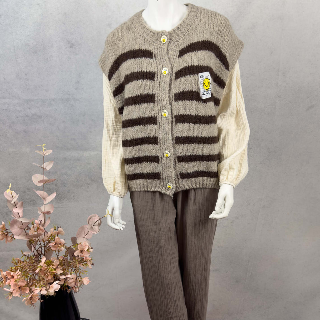 Locker geschnittener Strickcardigan in Beige mit breiten braunen Streifen und runder Knopfleiste mit Smiley Knoepfen