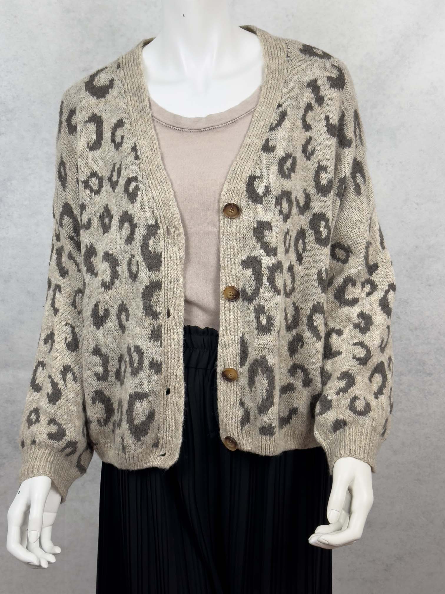 Locker geschnittener Strick Cardigan in Beige mit grauem Leo Muster und grossen Knoepfen