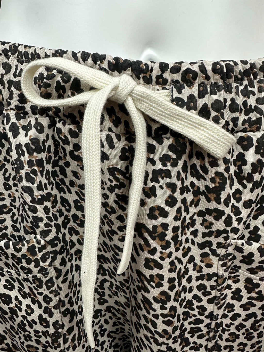 Elastischer Hosenbund mit weißem Kordelzug bei leopardgemusterter Damenhose
