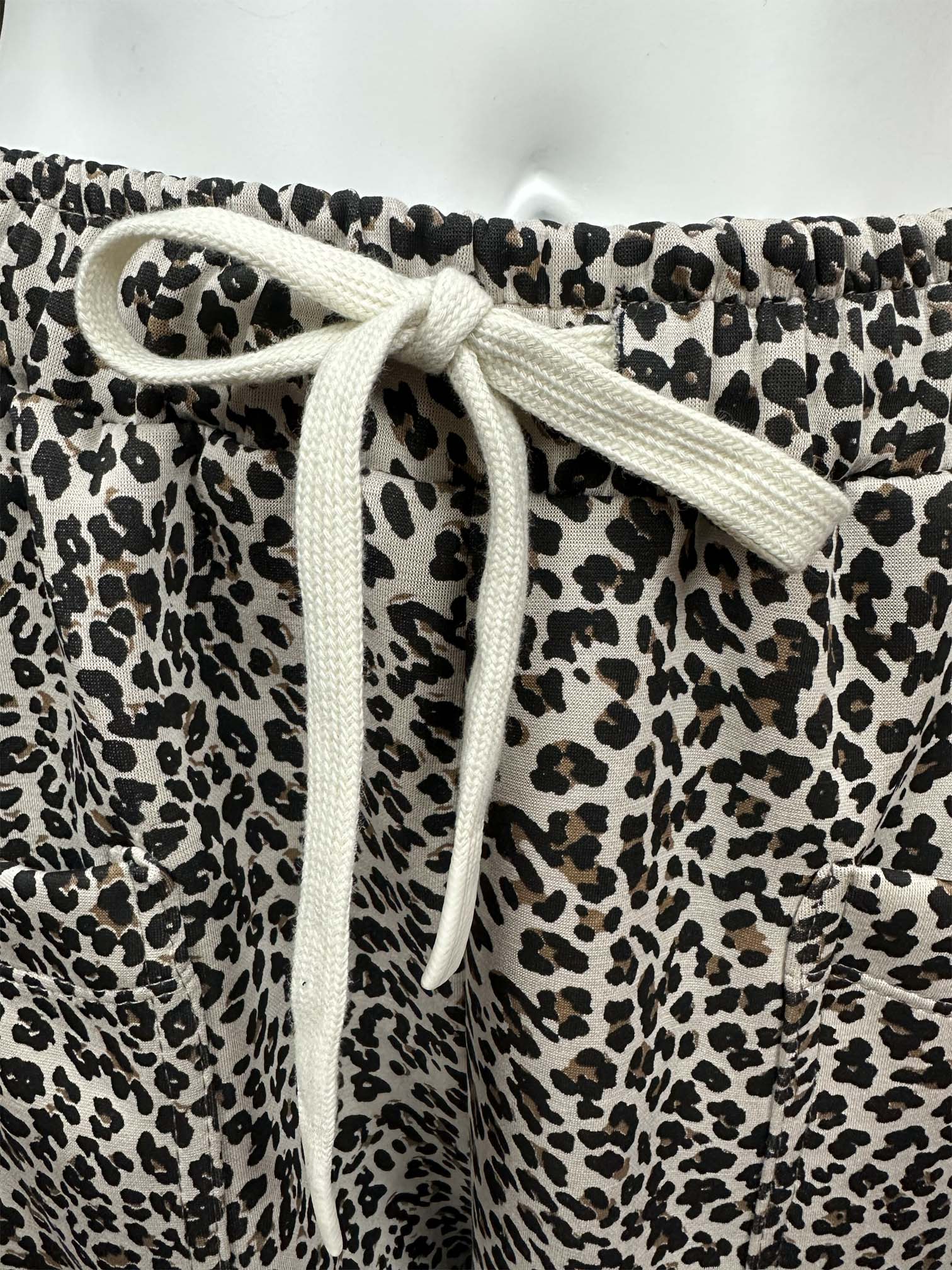 Elastischer Hosenbund mit weißem Kordelzug bei leopardgemusterter Damenhose