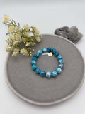 Elastisches Perlenarmband mit marmorierten Natursteinperlen in Blau
