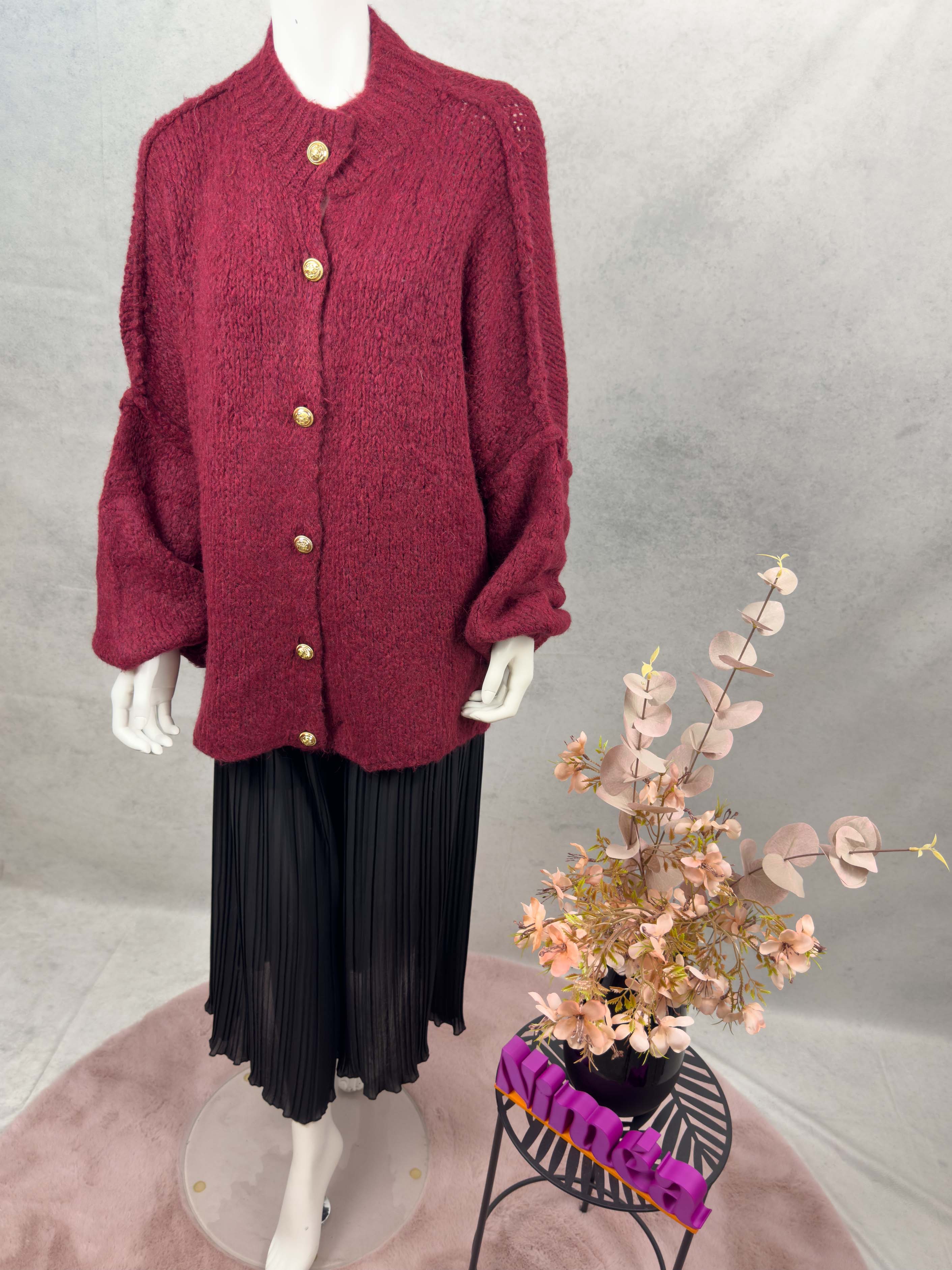 Bordeauxfarbener weicher Strickcardigan mit Knopfleiste und Rundhalsausschnitt