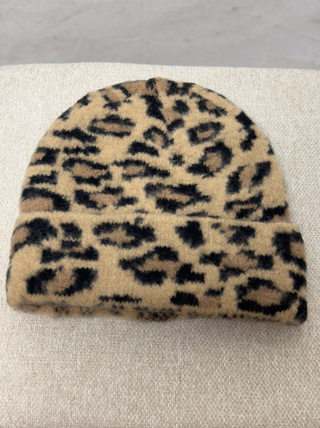 Weiche Strickmütze in Camel mit schwarzem Leopardenmuster und Umschlag