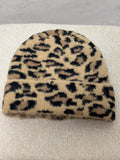 Weiche Strickmütze in Camel mit schwarzem Leopardenmuster und Umschlag