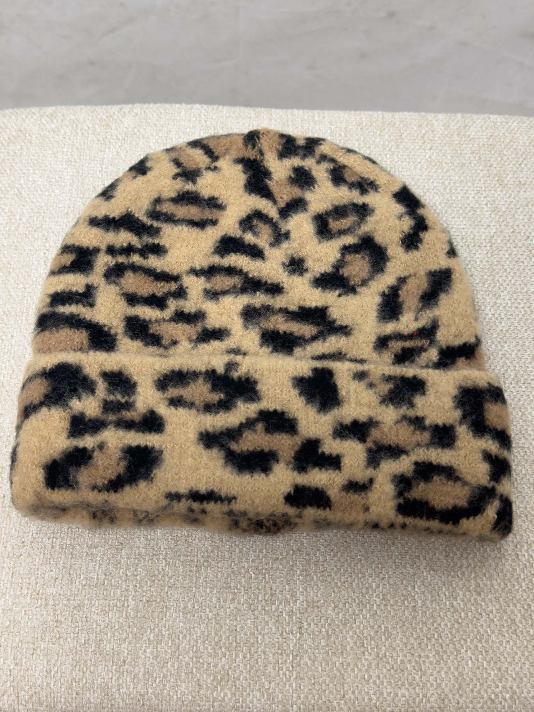 Weiche Strickmütze in Camel mit schwarzem Leopardenmuster und Umschlag