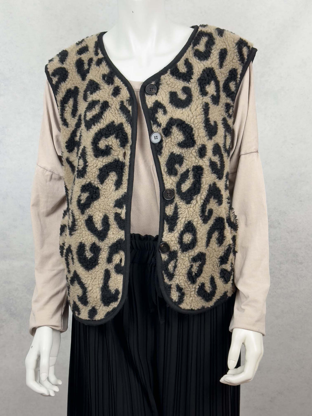 Aermellose Teddy Weste in Creme mit schwarzem Leo Muster und grossen Knoepfen