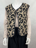 Aermellose Teddy Weste in Creme mit schwarzem Leo Muster und grossen Knoepfen