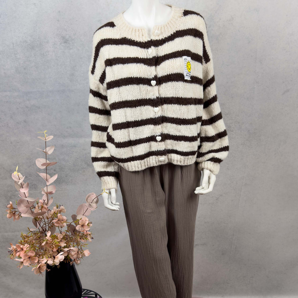 Gestreifter Strickcardigan in Creme und Braun mit Herz Knopfleiste