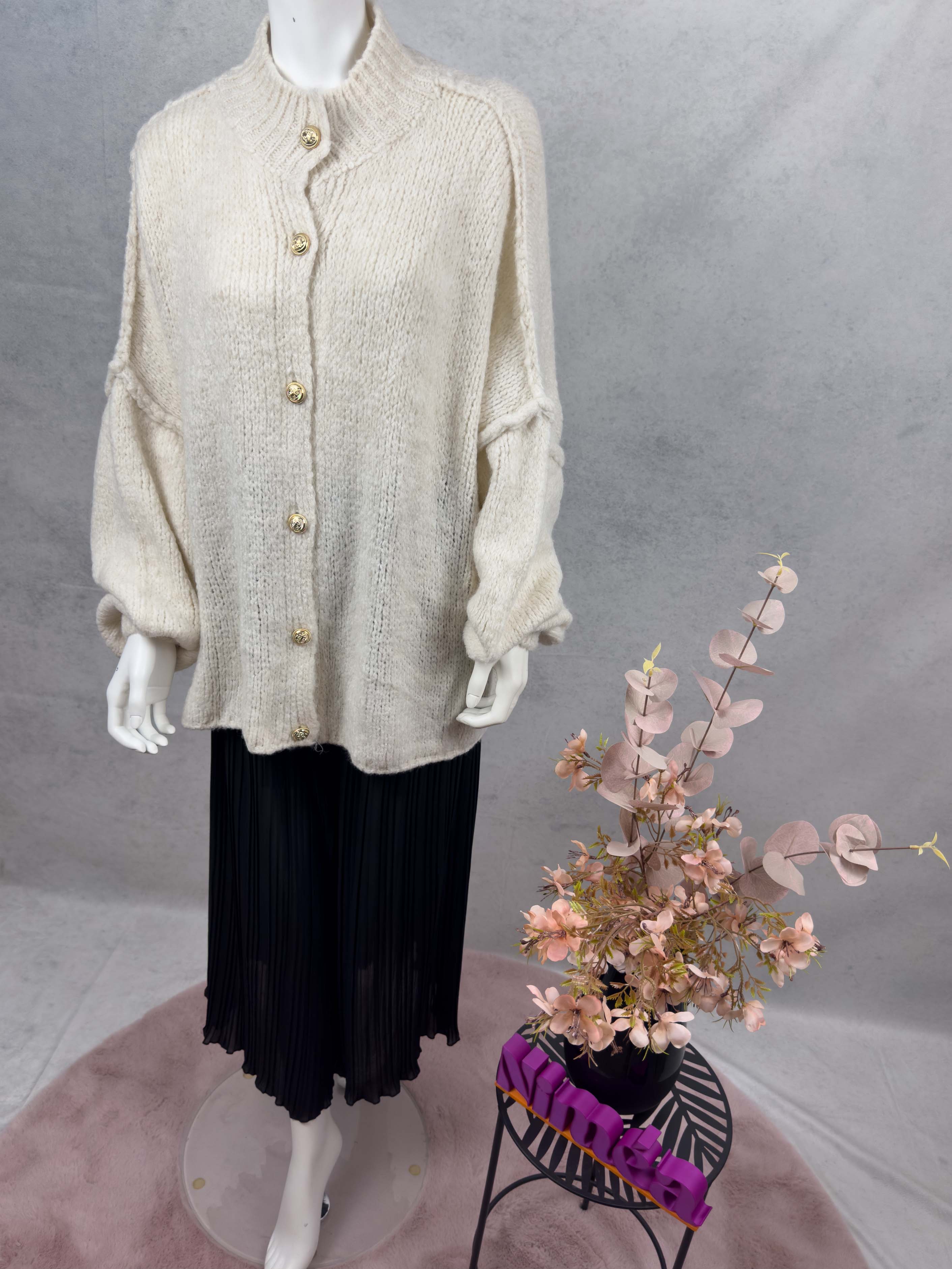 Cremefarbener weicher Strickcardigan mit Knopfleiste und Rundhalsausschnitt