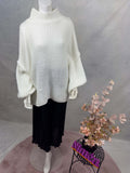 Cremeweisser Strickpullover mit Stehkragen und Oversize Passform