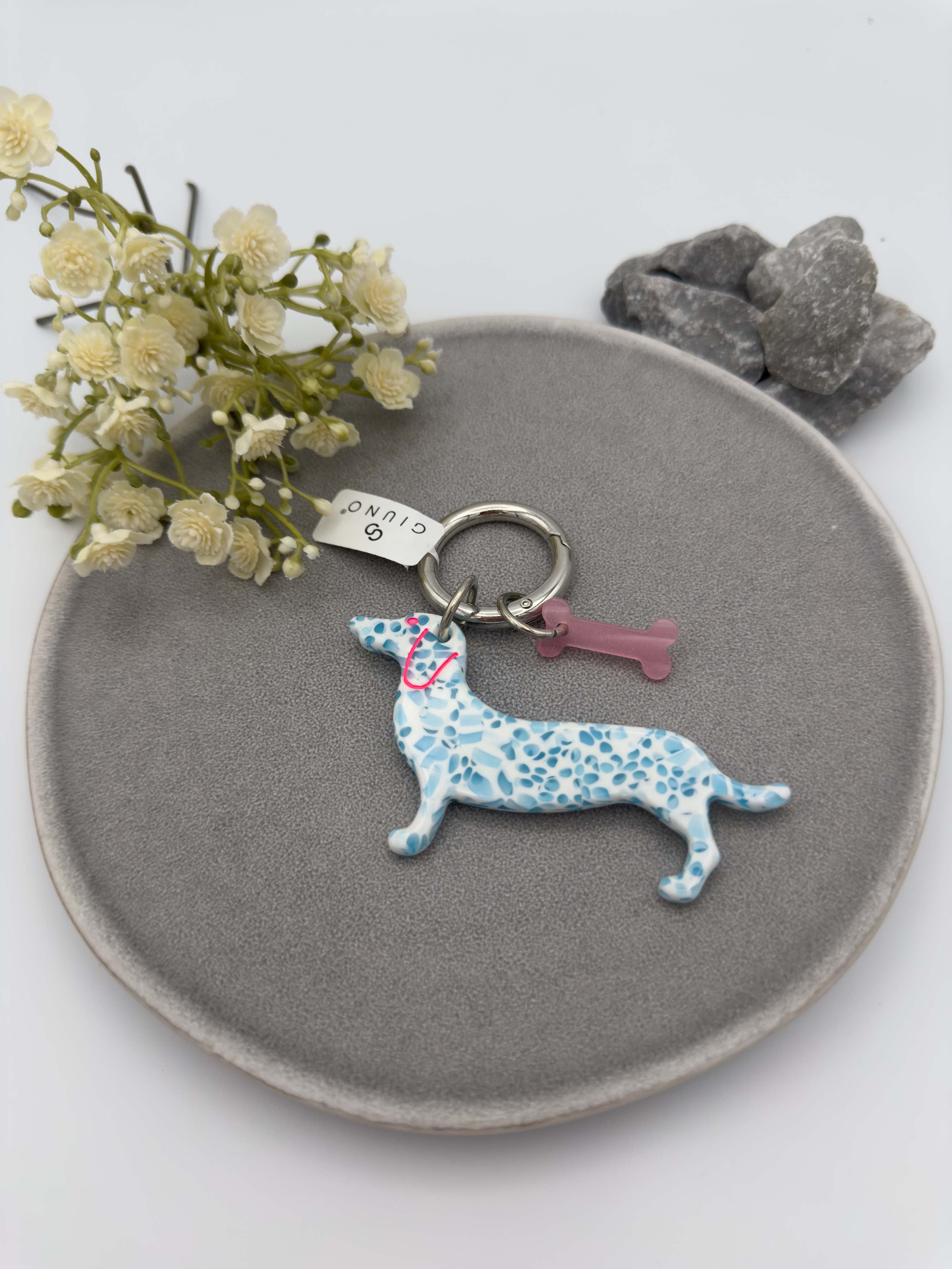 Schluesselanhaenger in Dackel Form mit blauem Muster und rosa Knochen Anhaenger am silbernen Ring