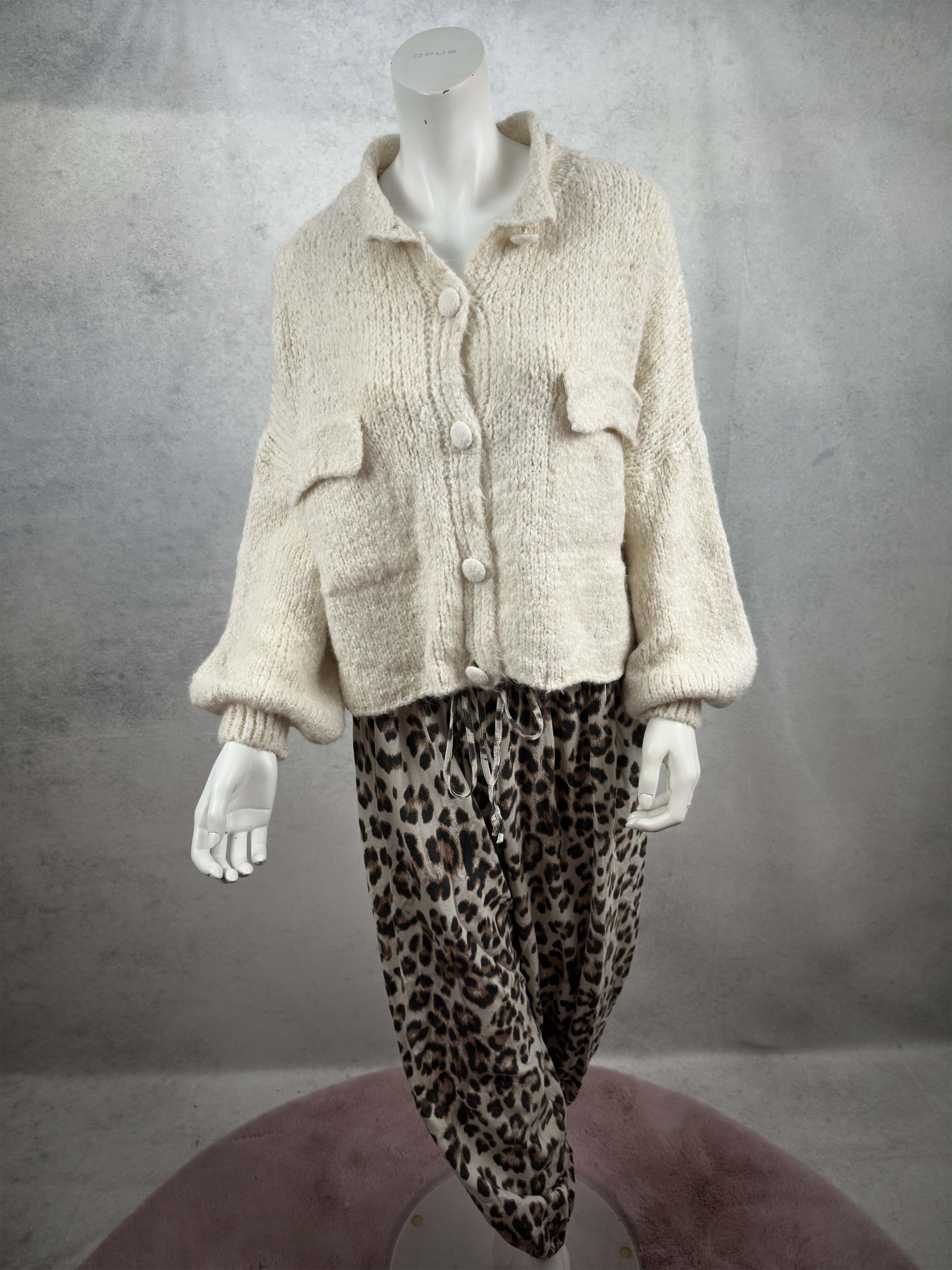 Kuschelige Damen Strickjacke in Creme mit lockerem Schnitt, aufgesetzten Taschen und grossen Knopfverschluessen in kombination mit Leo Hose Hell