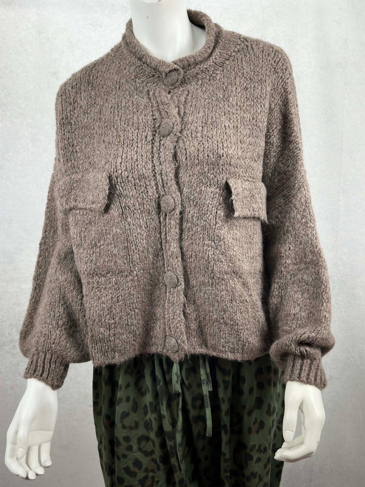 Kuschelige Damen Strickjacke in Taupe mit lockerem Schnitt, aufgesetzten Taschen und grossen Knopfverschluessen
