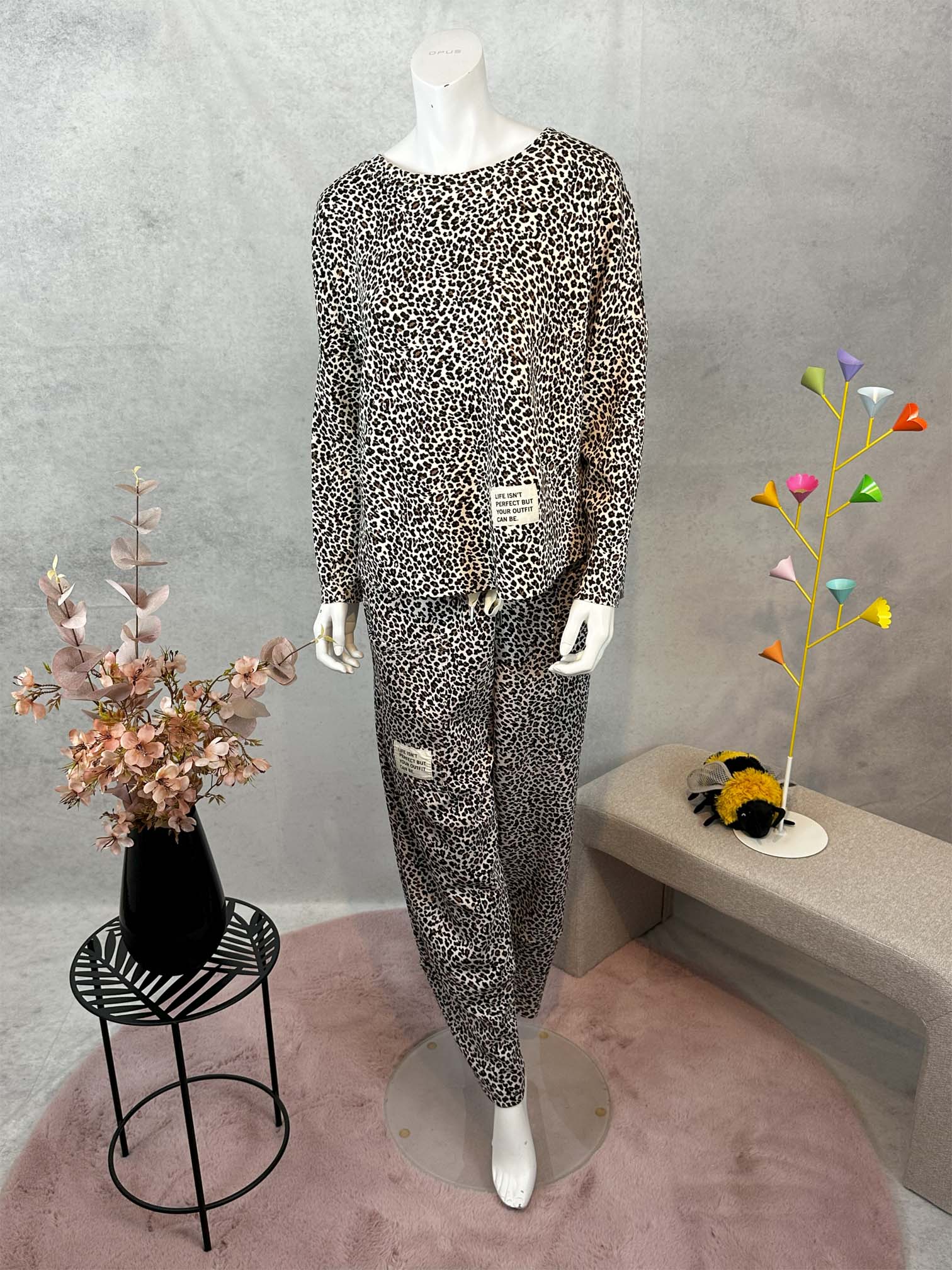 Leopardgemusterter Damen-Zweiteiler mit Langarmshirt und Hose 