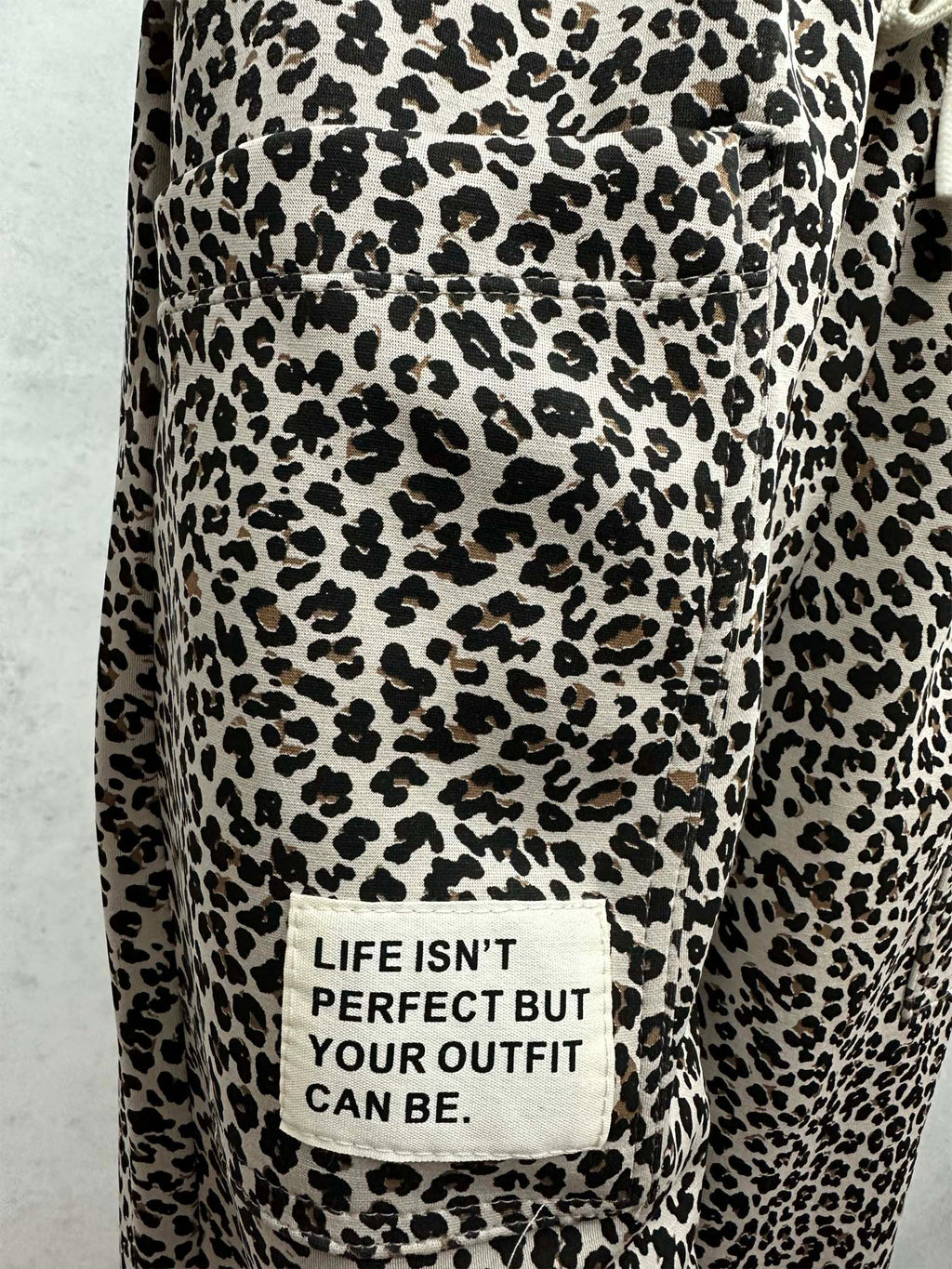 Leo-Hose mit aufgenähtem Textpatch „Life isn’t perfect but your outfit can be“