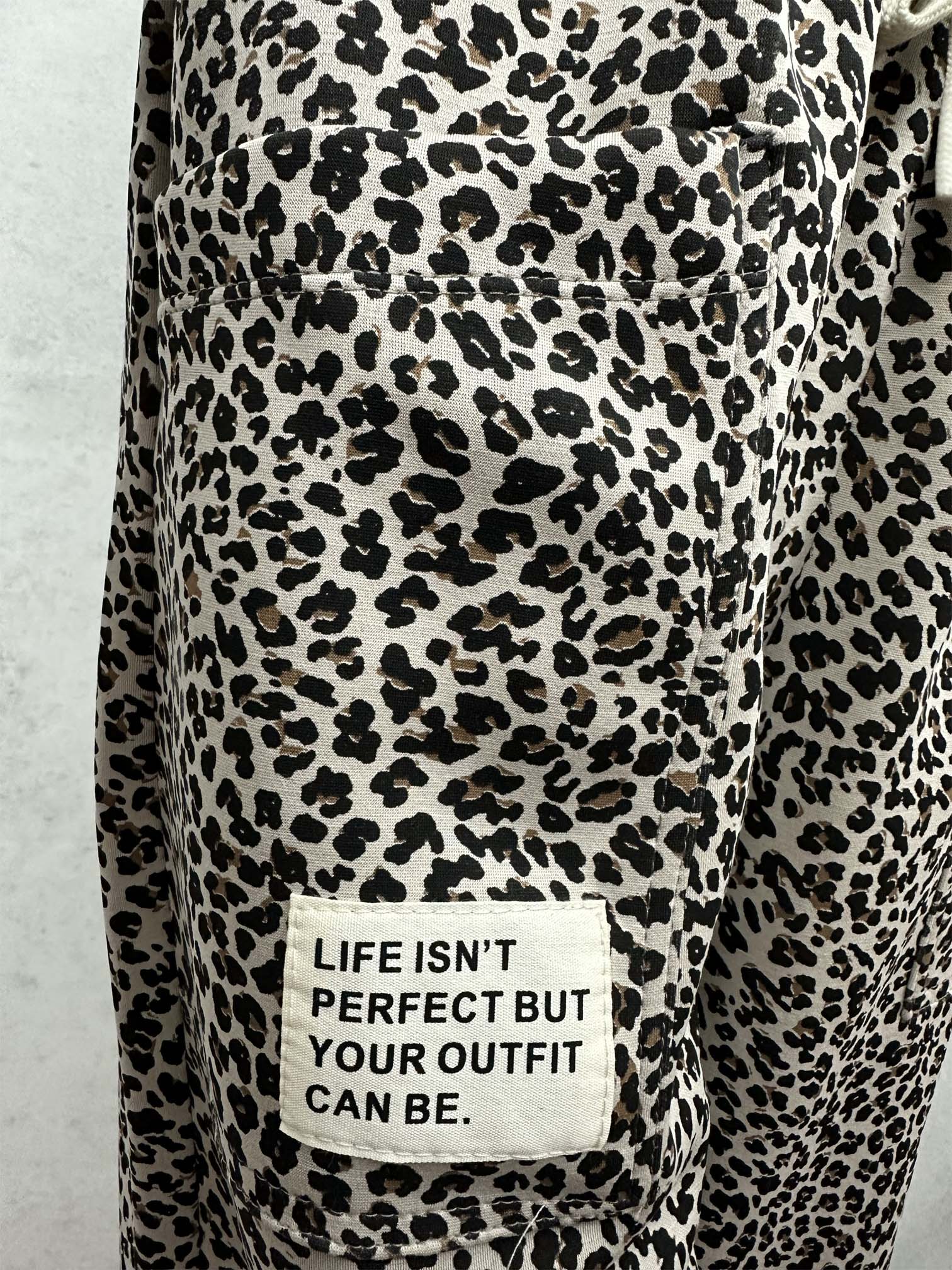 Leo-Hose mit aufgenähtem Textpatch „Life isn’t perfect but your outfit can be“