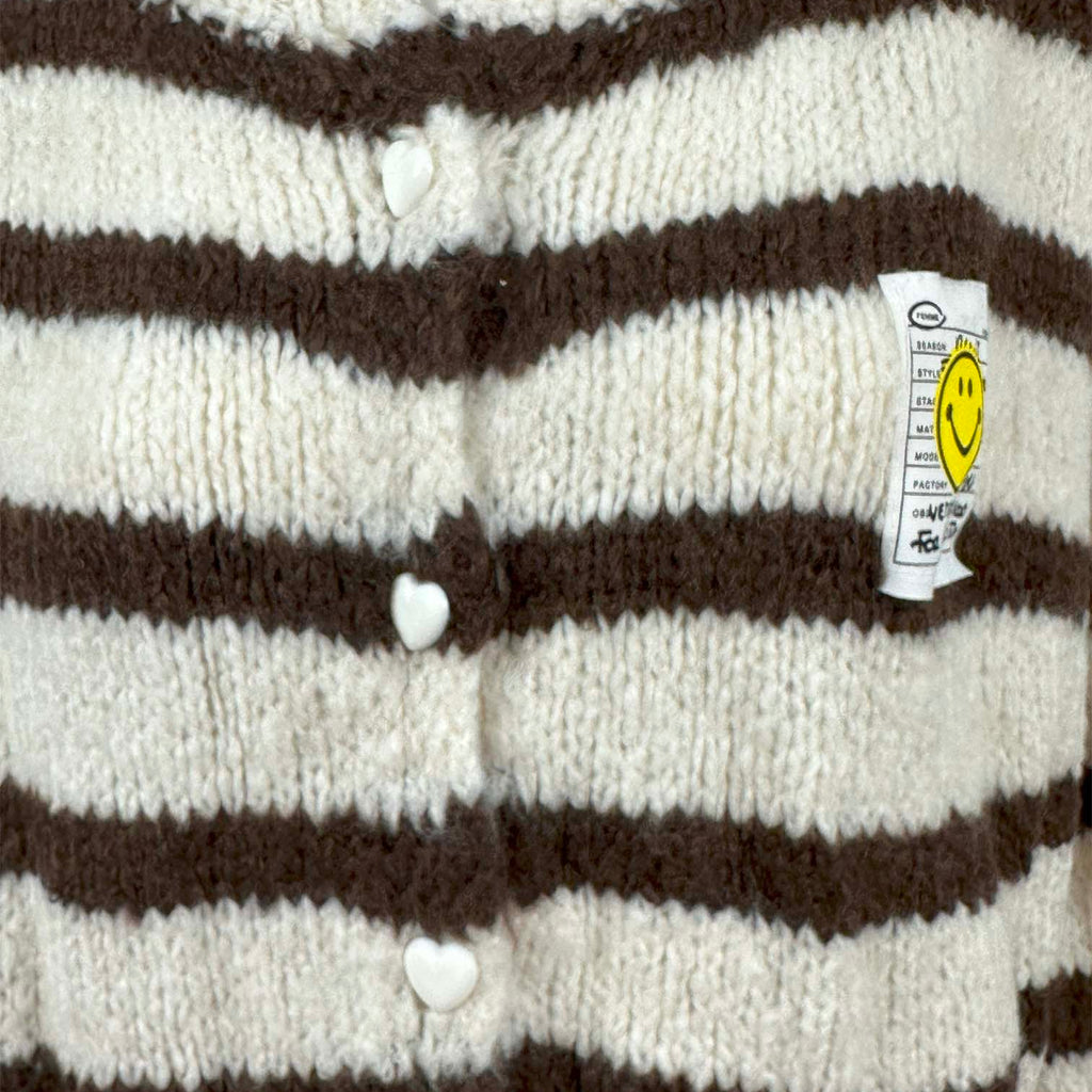 Nahaufnahme der Herz Knoepfe an gestreiftem Strickcardigan