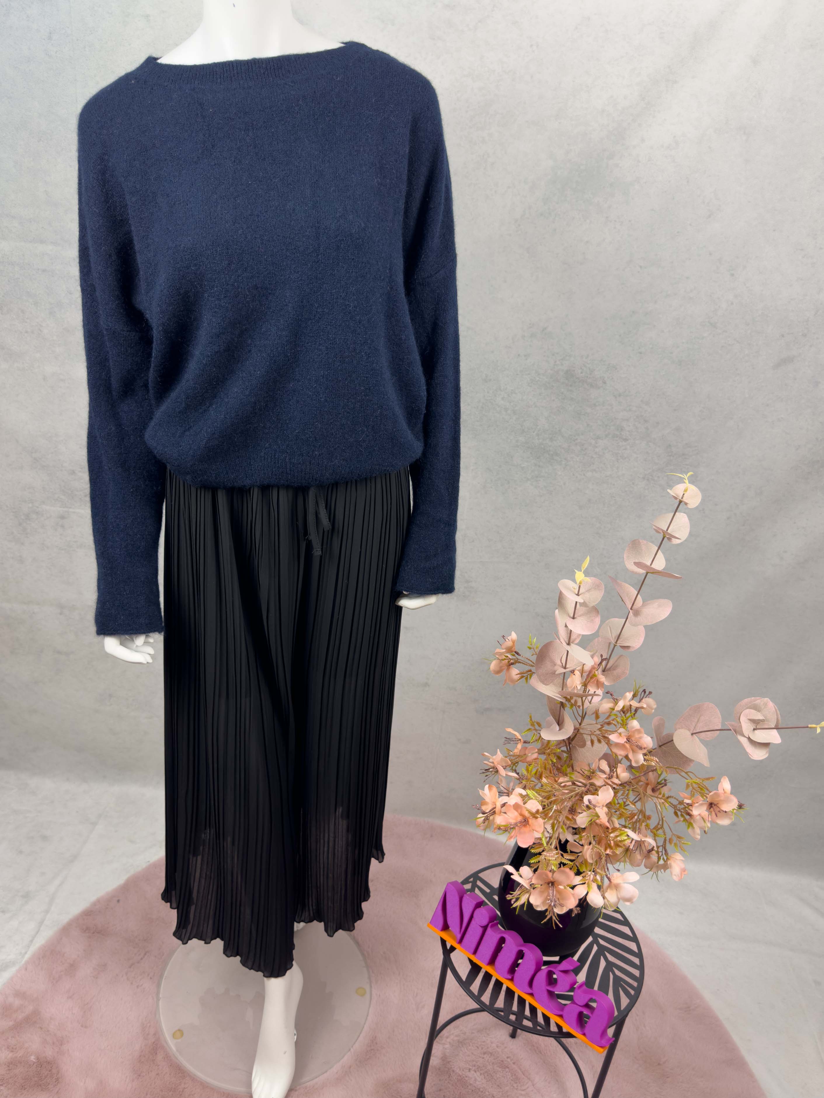 Dunkelblauer Strickpullover mit Rundhalsausschnitt und lockerem Schnitt