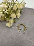 Elastischer Ring aus goldfarbenen Perlen mit offenem Herzanhänger