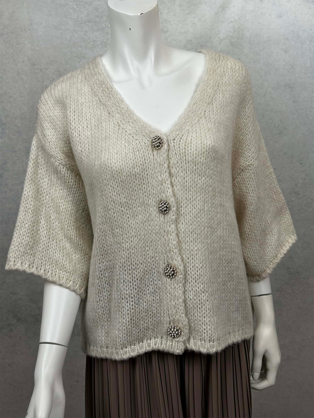 Cremefarbene Strickjacke mit V-Ausschnitt und Schmuckknöpfen, Vorderansicht