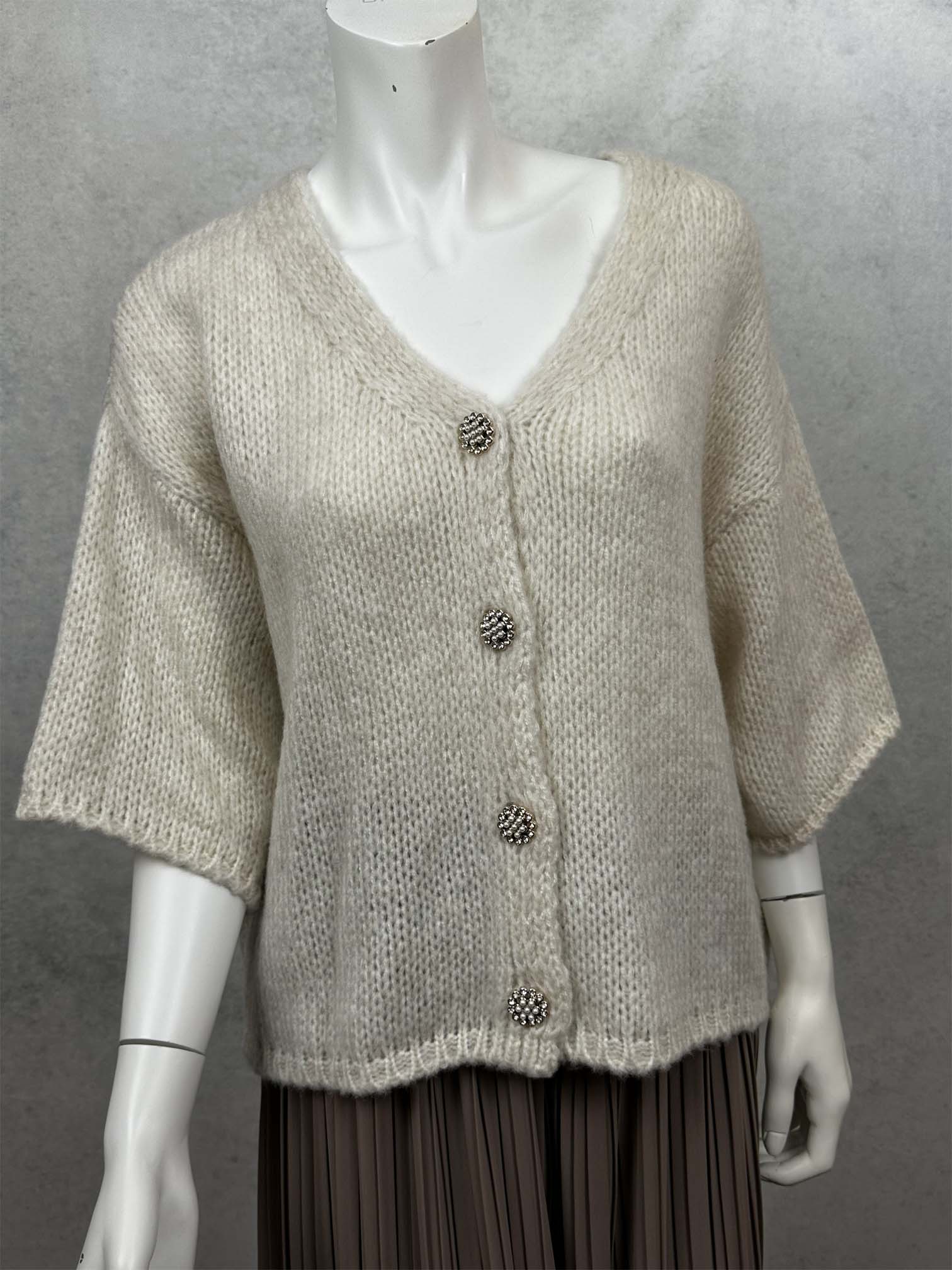 Cremefarbene Strickjacke mit V-Ausschnitt und Schmuckknöpfen, Vorderansicht