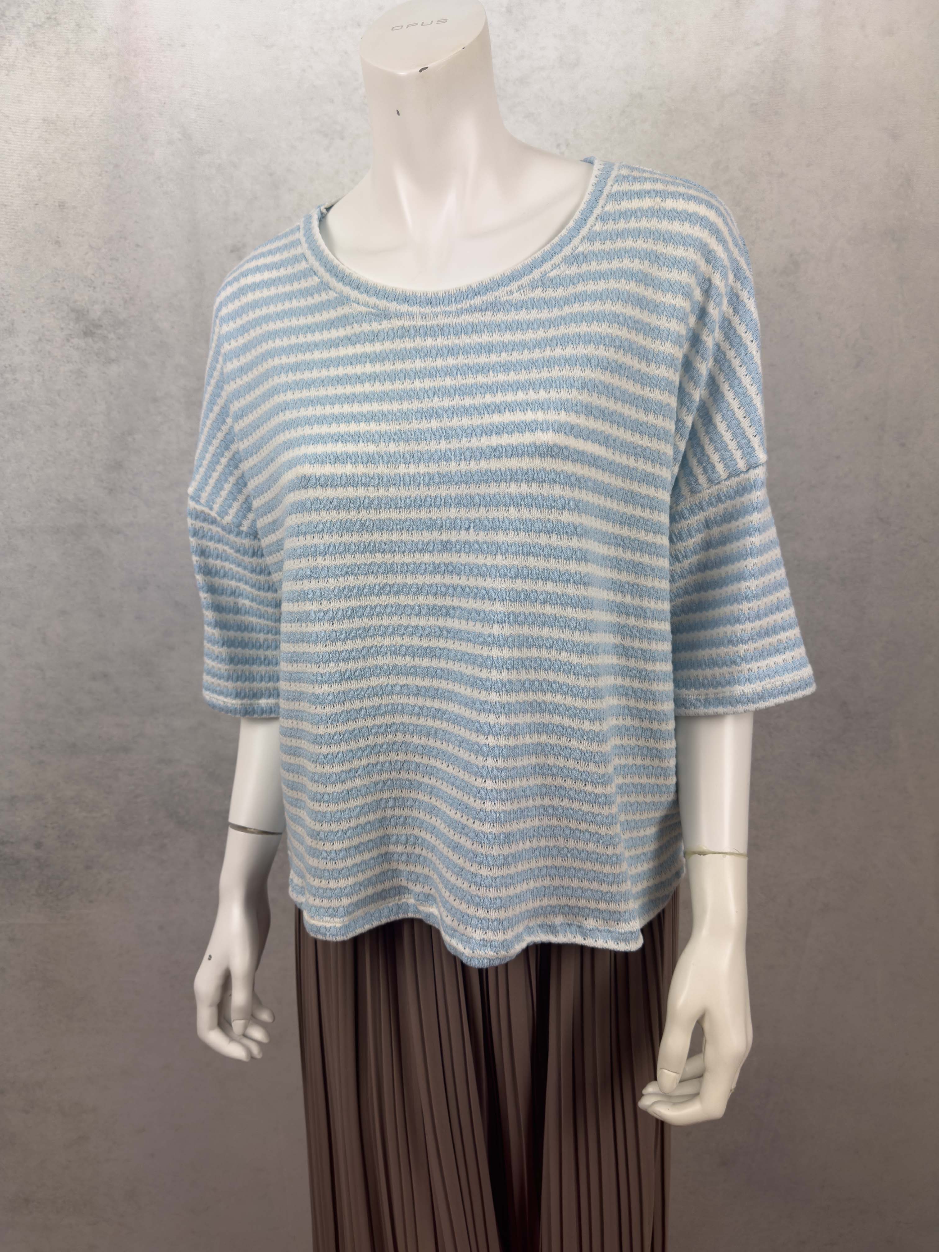 Gestreifter damenpullover in hellblau und creme