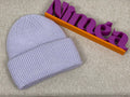 Fliederfarbene weiche Strickmuetze mit Umschlag
