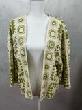 Offene haekel strickjacke in creme und gruen mit boho muster