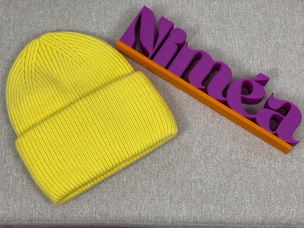 Gelbe weiche Strickmuetze mit Umschlag