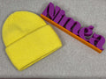 Gelbe weiche Strickmuetze mit Umschlag