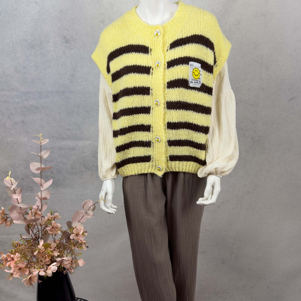 Locker geschnittener Strickcardigan in Gelb mit breiten braunen Streifen und runder Knopfleiste mit Smiley Knoepfen