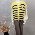 Locker geschnittener Strickcardigan in Gelb mit breiten braunen Streifen und runder Knopfleiste mit Smiley Knoepfen