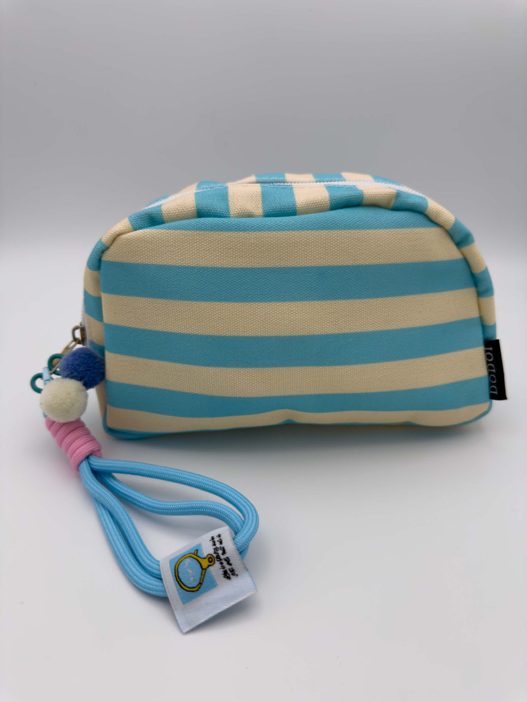 Kleine Kosmetiktasche mit blau cremefarbenen Streifen, Reissverschluss und Handgelenk Schlaufe mit Pompons