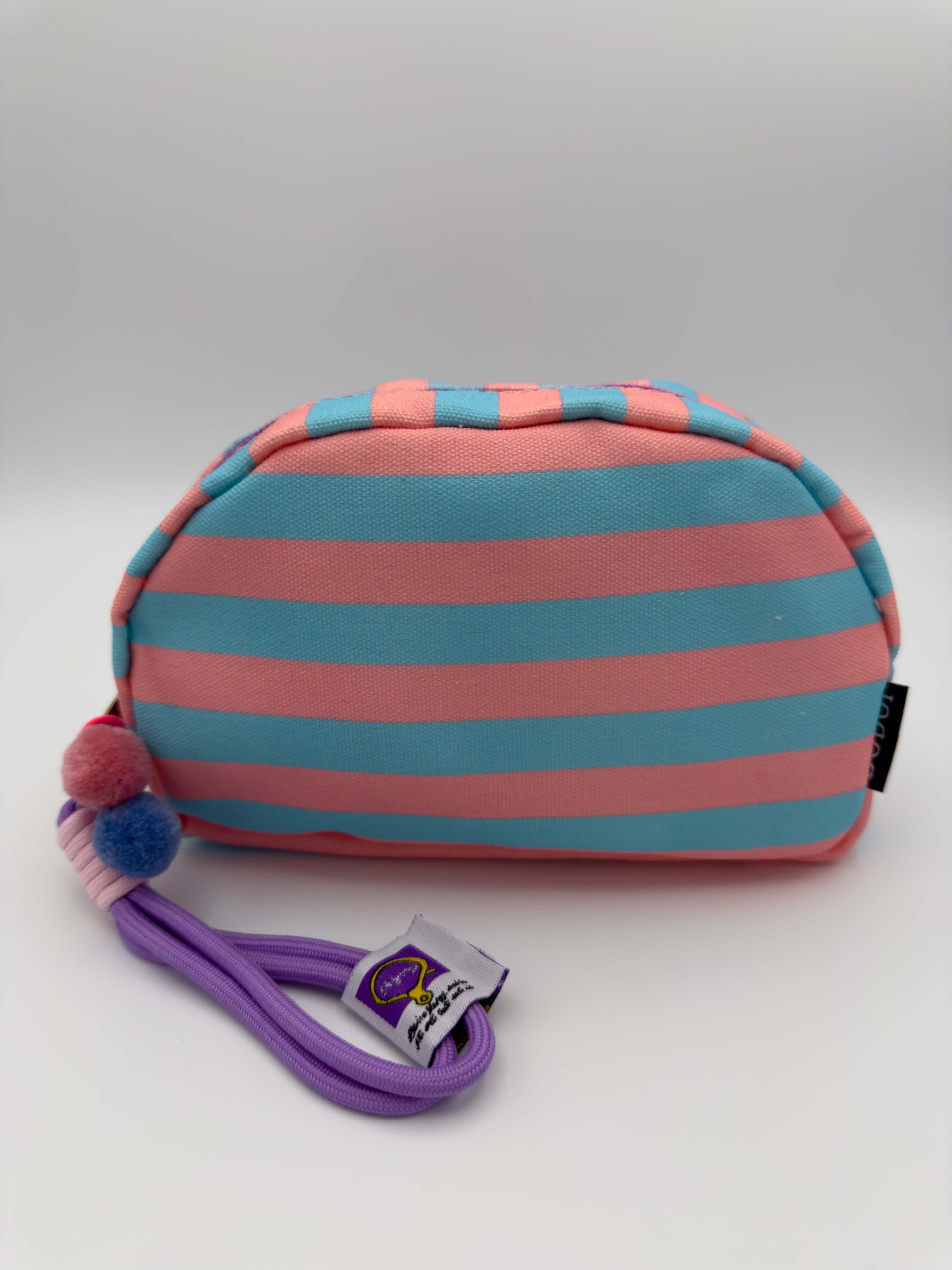 Kleine Kosmetiktasche mit blau rosa Streifen, Reissverschluss und lila Schlaufe mit bunten Pompons