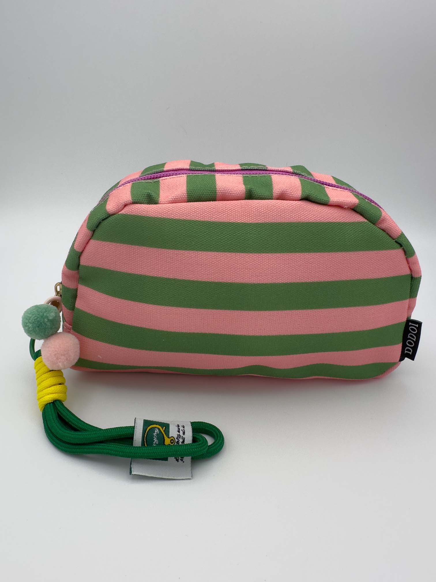 Kleine Kosmetiktasche mit gruen rosa Streifen, Reissverschluss und Schlaufe mit Pompon Details