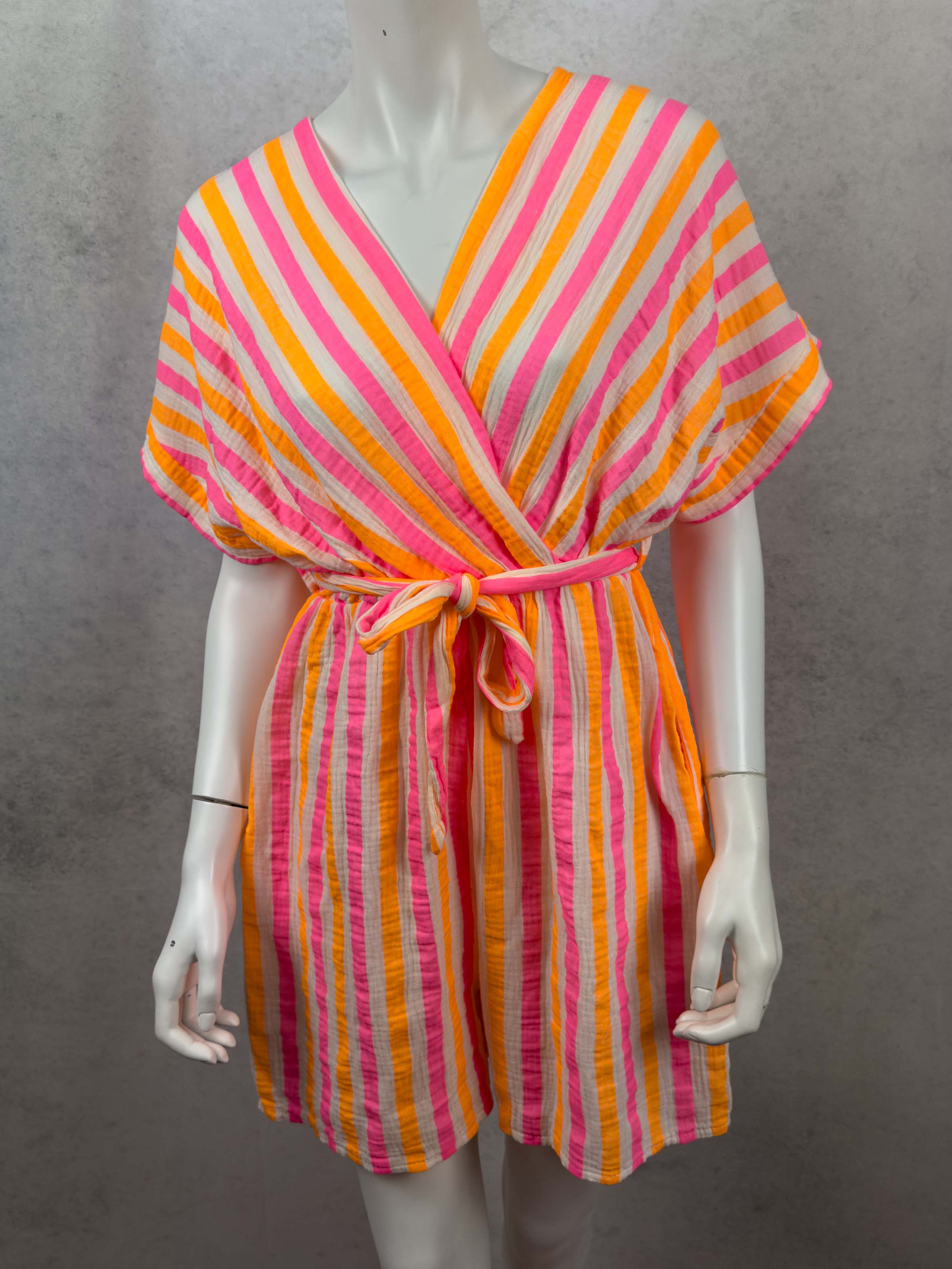 Kurzer Musselin Jumpsuit mit Wickelausschnitt und pink orangefarbenen Streifen