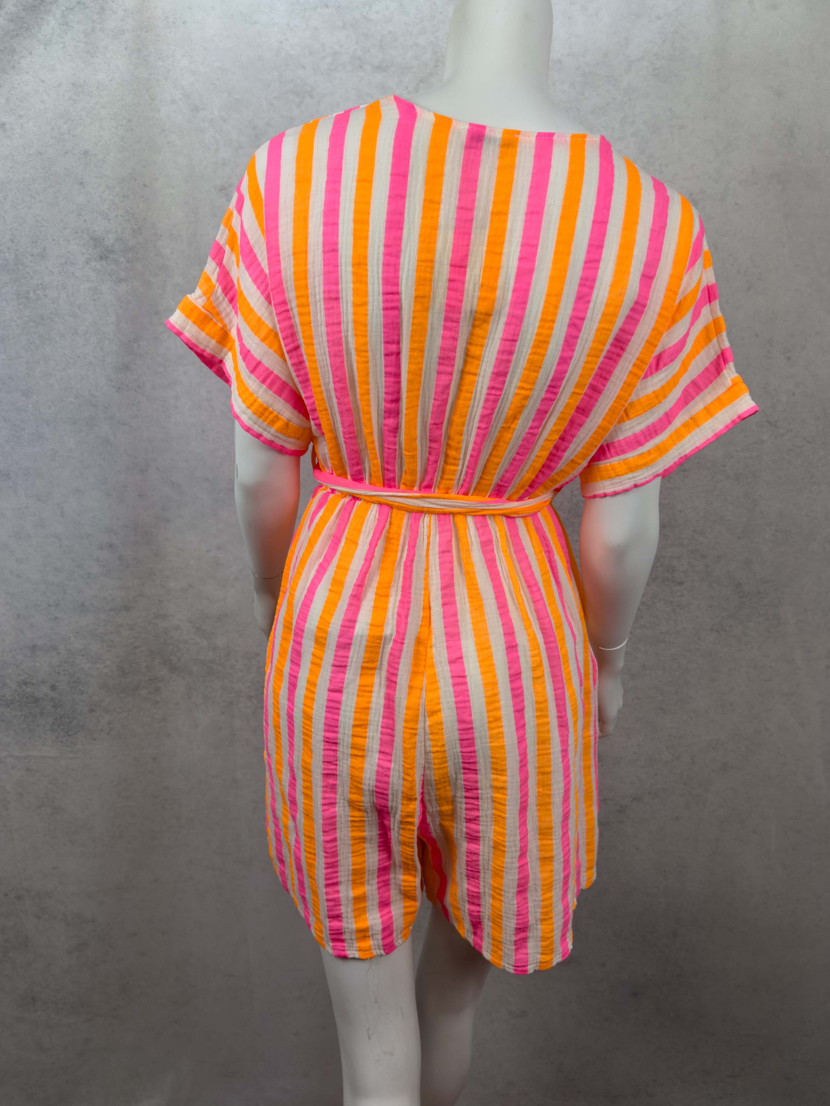 Kurzer Musselin Jumpsuit mit Wickelausschnitt und pink orangefarbenen Streifen