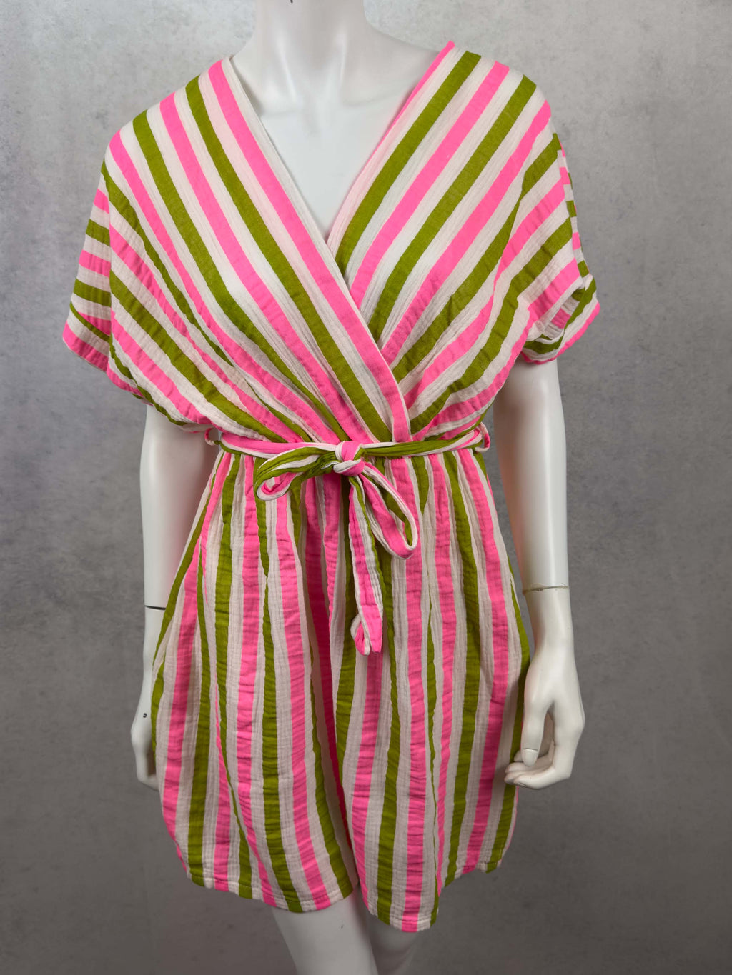 Kurzer Musselin Jumpsuit mit Wickelausschnitt, Bindeguertel und pink olivgruenen Streifen