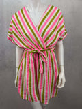 Kurzer Musselin Jumpsuit mit Wickelausschnitt, Bindeguertel und pink olivgruenen Streifen