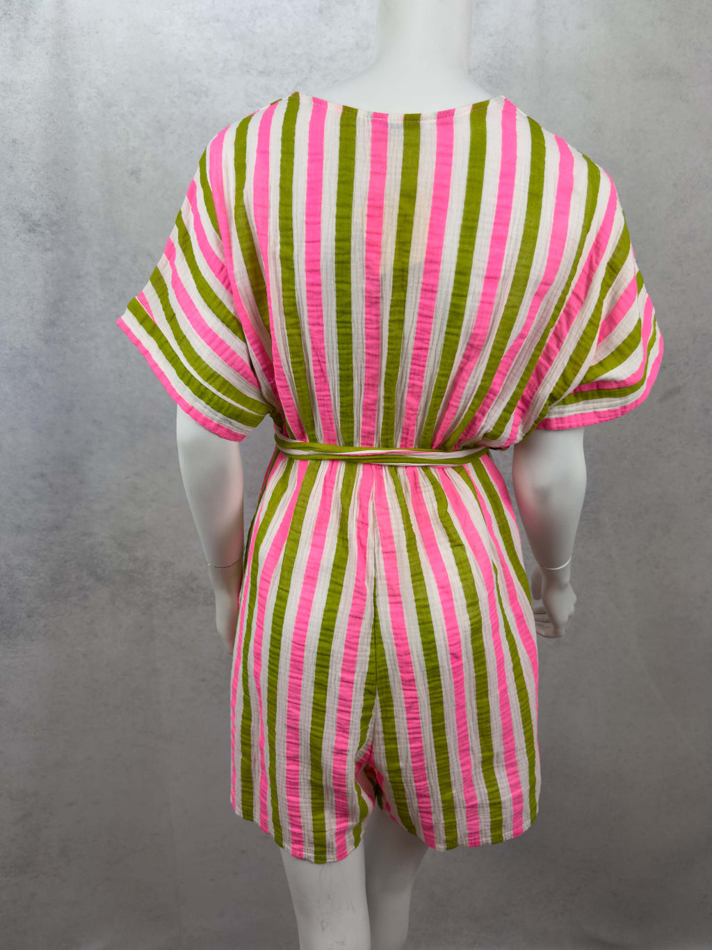 Kurzer Musselin Jumpsuit mit Wickelausschnitt, Bindeguertel und pink olivgruenen Streifen