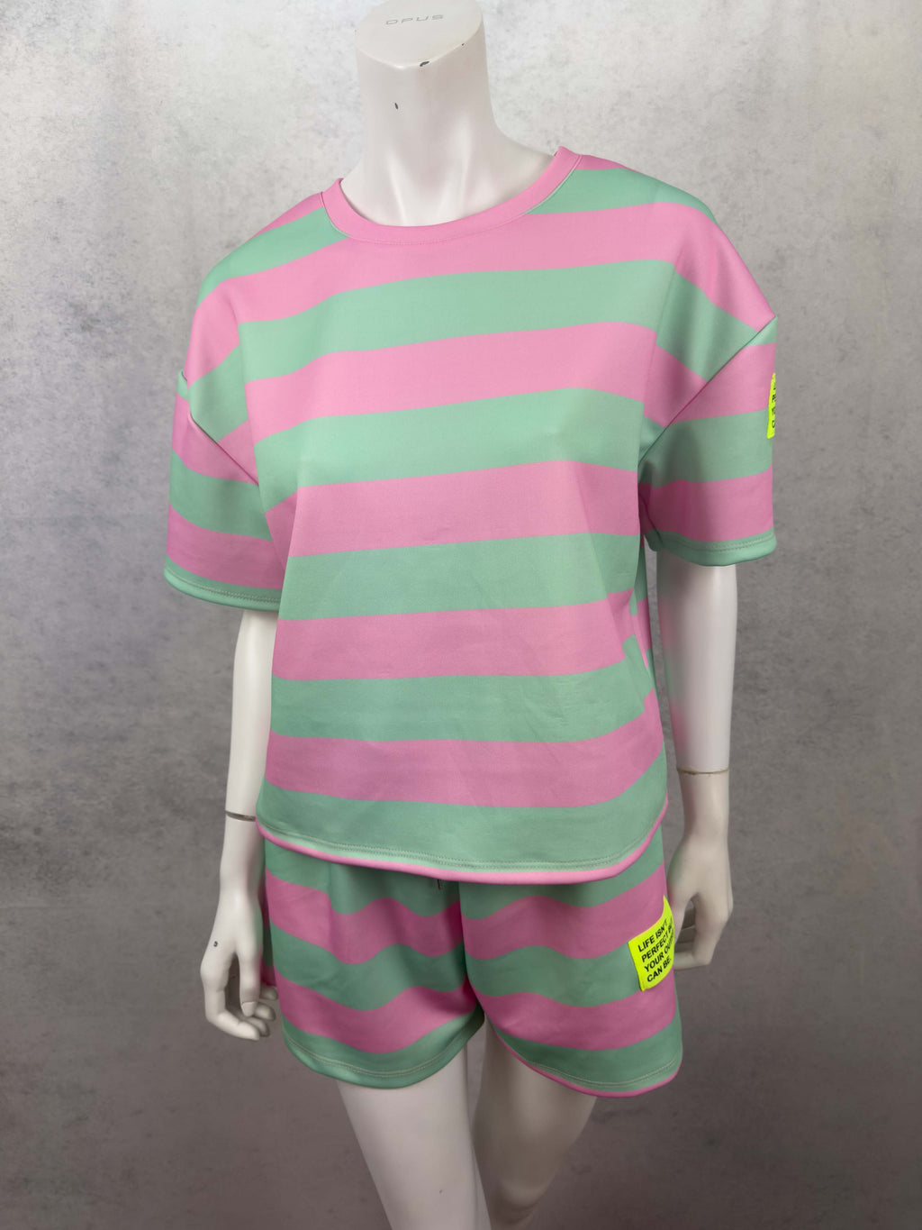 Zweiteiliges set mit mint und pinken streifen